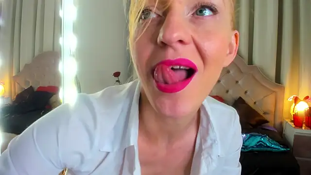Snapshot of SquirtyAlisa chatting on September 21, 10:33 pm SquirtyAlisa online show from September 21, 10:33 pm