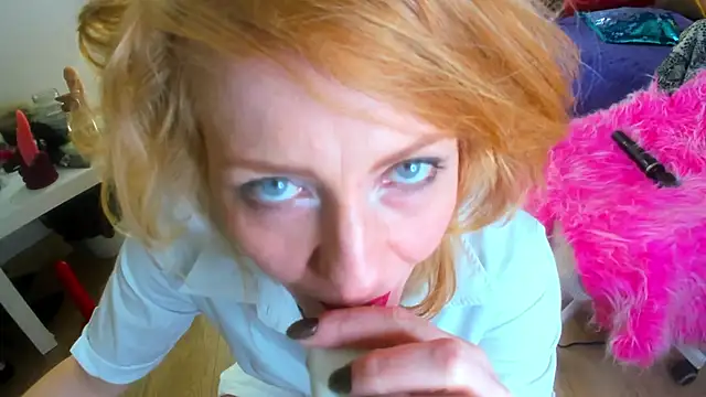 Snapshot of SquirtyAlisa chatting on October 17, 11:29 pm SquirtyAlisa online show from October 17, 11:29 pm