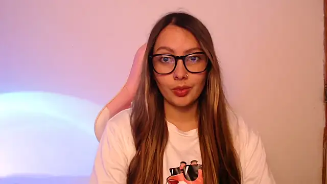 Snapshot of lalawhitte chatting on November 21, 10:19 pm lalawhitte online show from November 21, 10:19 pm