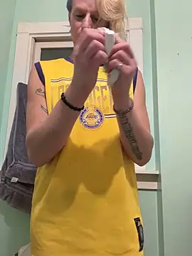 Snapshot of Cutetrans90 chatting on December 18, 7:58 am Cutetrans90 online show from December 18, 7:58 am