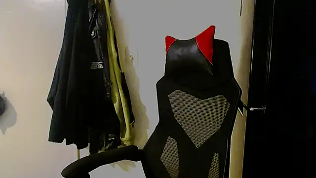 Snapshot of KrazyLegz chatting on December 7, 4:58 pm KrazyLegz online show from December 7, 4:58 pm