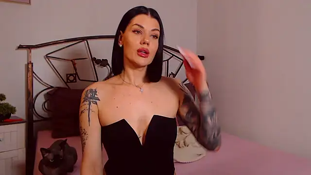 YvonneEverlee online show from April 8, 7:47 pm