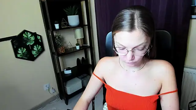 EmillyPlay online show from February 6, 5:40 pm