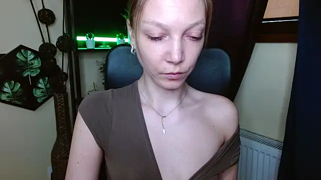EmillyPlay online show from April 7, 5:52 am