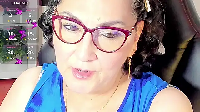 Snapshot of cataleya_mom chatting on October 31, 3:18 am cataleya mom online show from October 31, 3:18 am