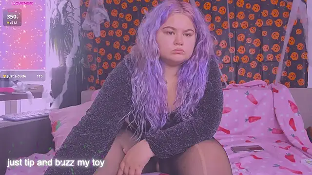 Freakcute  online show from October 27, 2:10 pm