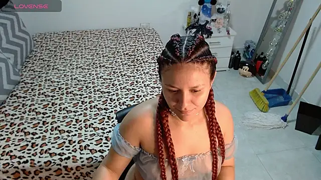 Snapshot of soniafuckboobs chatting on February 17, 12:29 am soniafuckboobs online show from February 17, 12:29 am