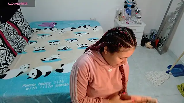 Snapshot of soniafuckboobs chatting on February 19, 12:23 pm soniafuckboobs online show from February 19, 12:23 pm