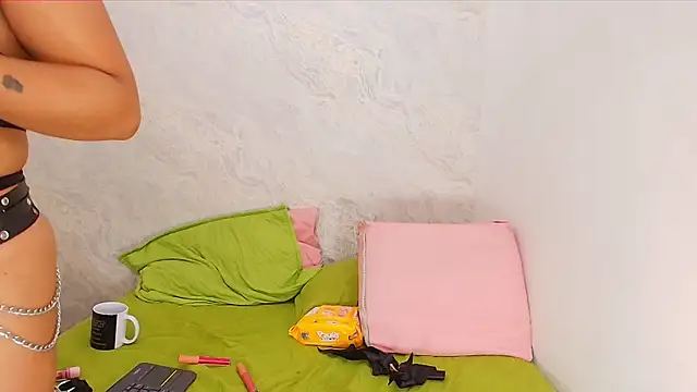 Snapshot of sofi_balvin chatting on January 27, 7:13 pm sofi balvin online show from January 27, 7:13 pm