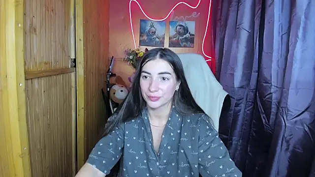 Fiery Brunette  online show from December 24, 9:00 pm