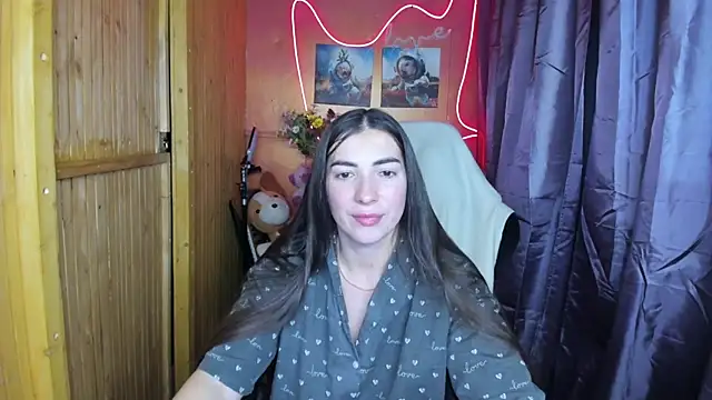 Fiery Brunette  online show from December 25, 2:45 pm