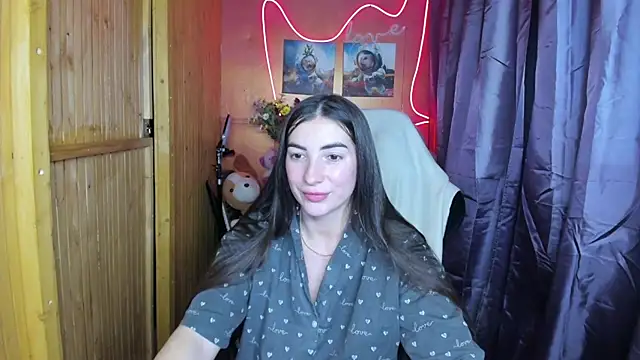 Fiery Brunette  online show from December 25, 6:30 pm