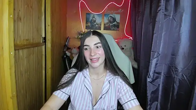 Fiery Brunette  online show from February 9, 5:43 pm