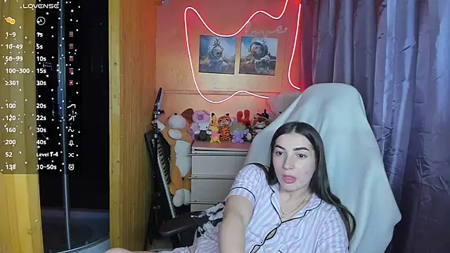 Fiery Brunette  online show from February 27, 4:43 pm