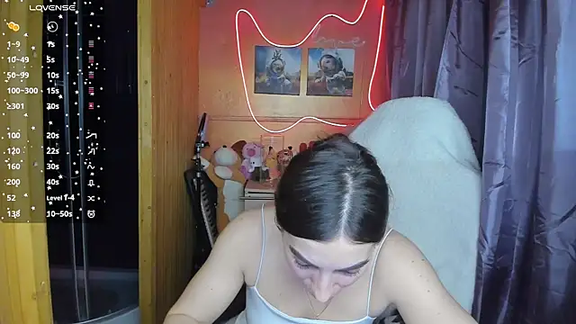 Fiery Brunette  online show from March 21, 4:17 am