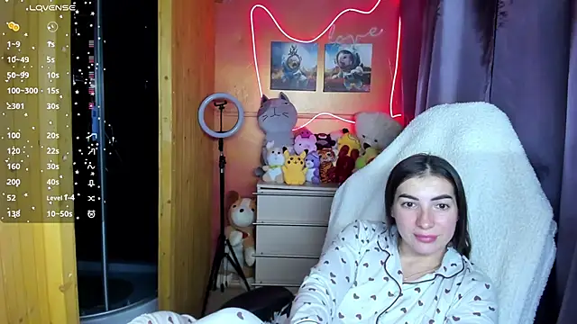 Fiery Brunette  online show from October 9, 1:20 pm