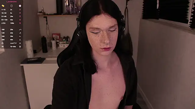 Snapshot of carthylovvve chatting on December 1, 10:21 pm carthylovvve online show from December 1, 10:21 pm