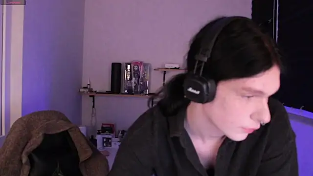 Snapshot of carthylovvve chatting on December 5, 8:44 pm carthylovvve online show from December 5, 8:44 pm