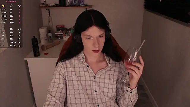 Snapshot of carthylovvve chatting on December 21, 4:46 pm carthylovvve online show from December 21, 4:46 pm