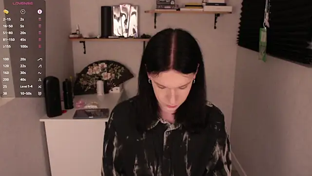 Snapshot of carthylovvve chatting on January 6, 5:49 pm carthylovvve online show from January 6, 5:49 pm