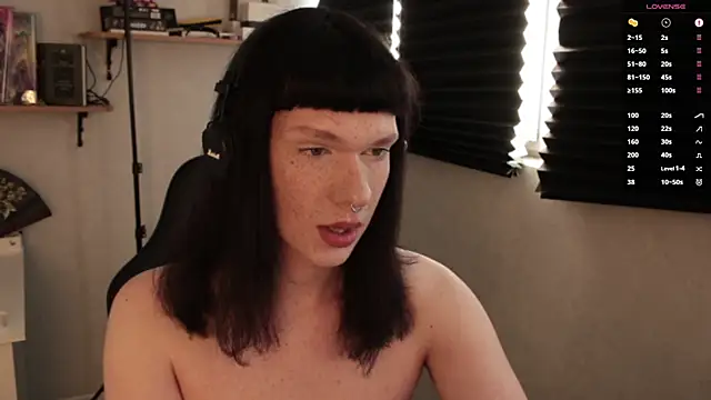 Snapshot of carthylovvve chatting on February 28, 1:25 pm carthylovvve online show from February 28, 1:25 pm