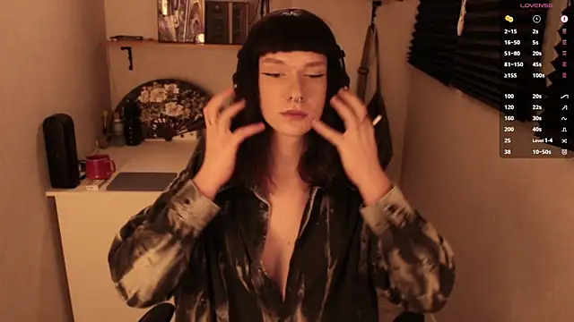 Snapshot of carthylovvve chatting on March 3, 7:49 pm carthylovvve online show from March 3, 7:49 pm