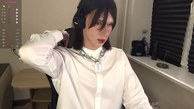 Snapshot of carthylovvve chatting on October 31, 4:41 pm carthylovvve online show from October 31, 4:41 pm