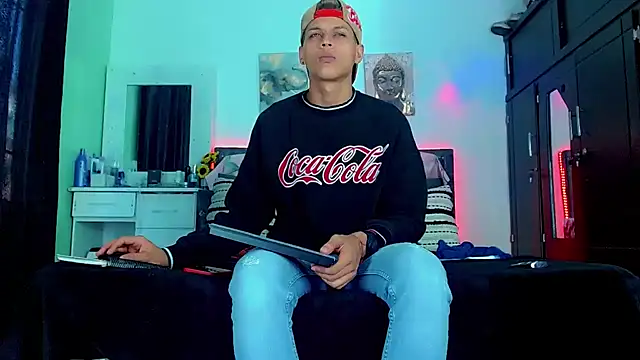 Liamscott  online show from September 12, 9:04 pm