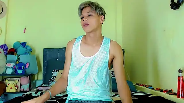 Liamscott  online show from April 19, 8:00 pm