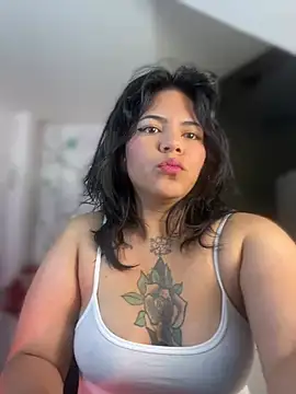Snapshot of JulianaCastillo chatting on January 17, 4:06 am JulianaCastillo online show from January 17, 4:06 am