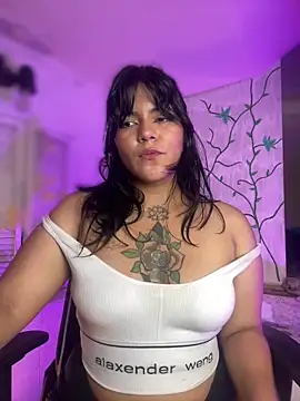Snapshot of JulianaCastillo chatting on January 19, 2:06 pm JulianaCastillo online show from January 19, 2:06 pm