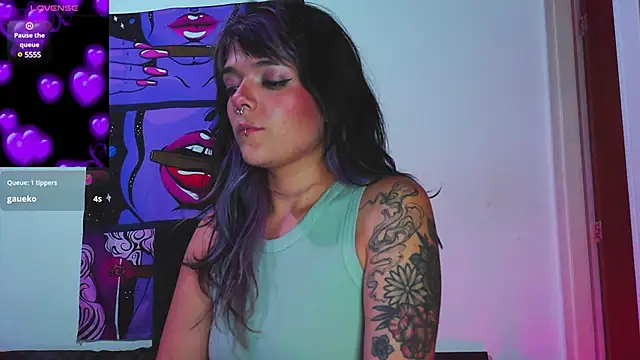 Snapshot of purple_em69 chatting on December 9, 12:01 am purple em69 online show from December 9, 12:01 am