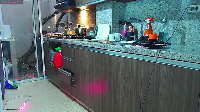 Snapshot of purple_em69 chatting on December 11, 10:27 pm purple em69 online show from December 11, 10:27 pm