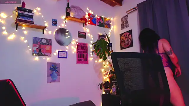 Snapshot of purple_em69 chatting on January 3, 11:55 pm purple em69 online show from January 3, 11:55 pm