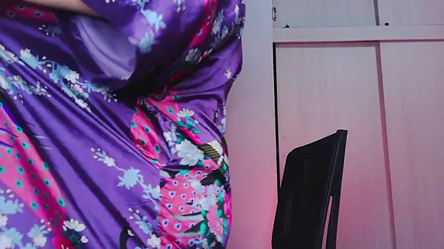 Snapshot of purple_em69 chatting on September 27, 7:35 am purple em69 online show from September 27, 7:35 am