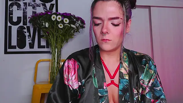 Snapshot of purple_em69 chatting on October 15, 6:57 am purple em69 online show from October 15, 6:57 am