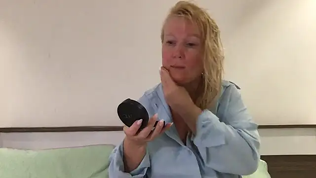Snapshot of EmmaInLove23 chatting on February 6, 1:49 am EmmaInLove23 online show from February 6, 1:49 am
