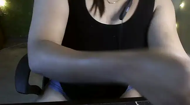 Snapshot of _Redwine_ chatting on December 6, 6:37 am  Redwine  online show from December 6, 6:37 am