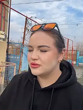 Snapshot of leila_beayte_ chatting on March 22, 2:14 pm leila beayte online show from March 22, 2:14 pm