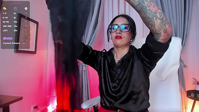 Snapshot of kira_moon__ chatting on November 4, 9:14 pm kira moon online show from November 4, 9:14 pm