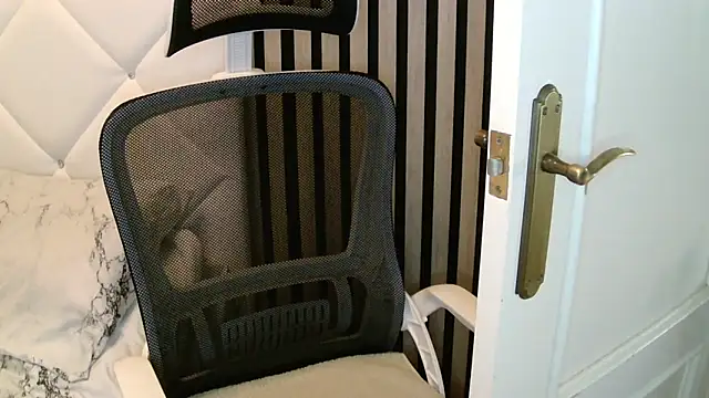 Snapshot of xxNoeliaxx chatting on December 4, 8:01 am xxNoeliaxx online show from December 4, 8:01 am