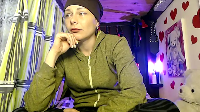 Snapshot of HarleyQuinn_69 chatting on March 18, 7:42 pm HarleyQuinn 69 online show from March 18, 7:42 pm