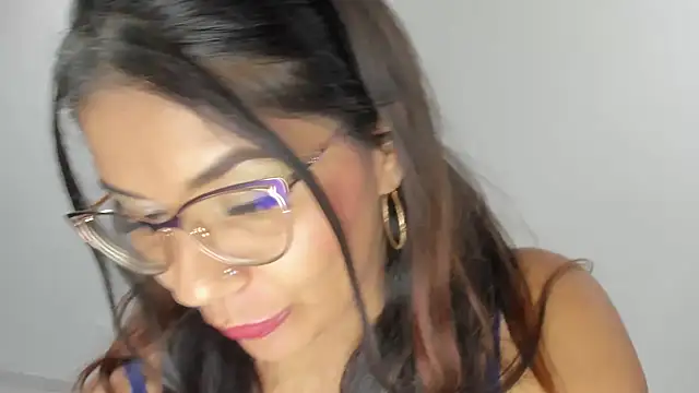 Luna Dumont online show from April 19, 6:10 pm