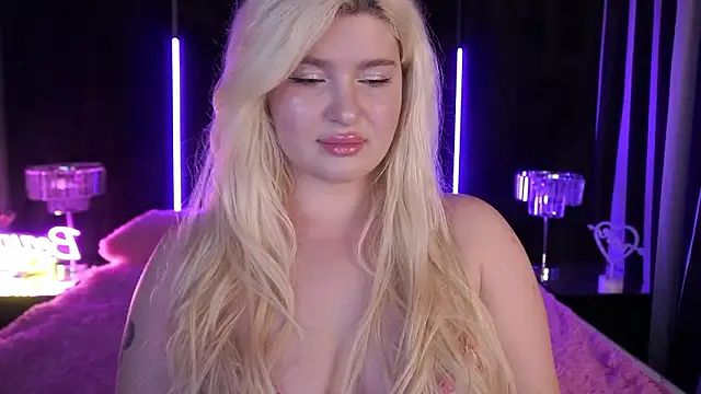 Snapshot of CocoSecretss chatting on December 2, 7:25 am CocoSecretss online show from December 2, 7:25 am