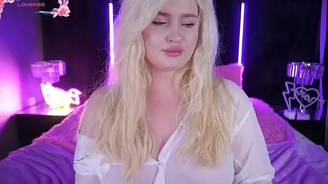 Snapshot of CocoSecretss chatting on February 11, 10:48 am CocoSecretss online show from February 11, 10:48 am