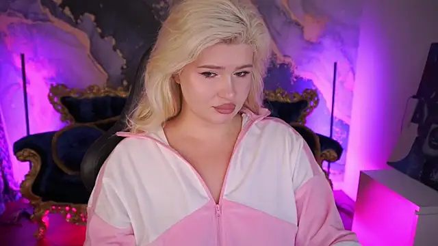 Snapshot of CocoSecretss chatting on October 13, 6:57 am CocoSecretss online show from October 13, 6:57 am