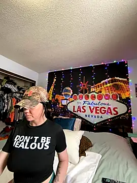 SidneyRaee online show from December 2, 5:04 pm