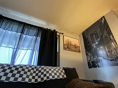 SidneyRaee online show from December 4, 7:45 pm