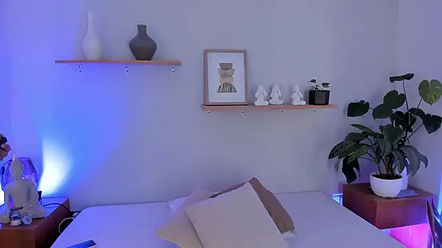 moll1e  online show from March 9, 8:10 pm