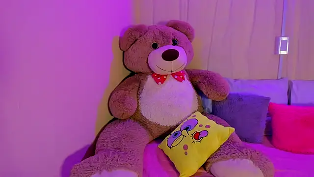 moll1e  online show from December 4, 9:01 pm